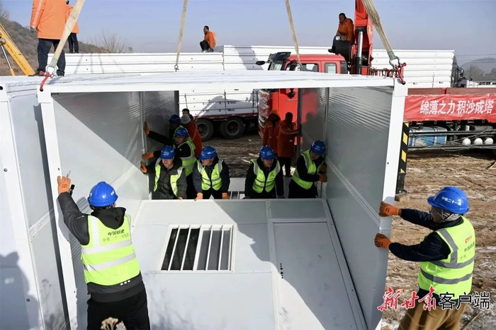 工人正在加班加点安装活动板房。配图均为新甘肃·甘肃日报记者 丁凯 摄