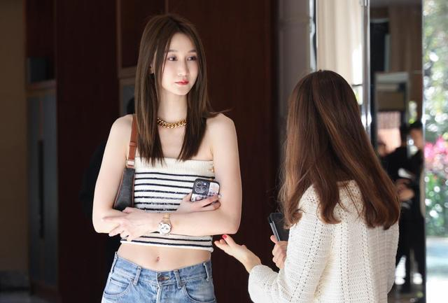 周鹏的妻子,是篮球运动员刘小美,周鹏身高2米06,刘小美的身高也达到了