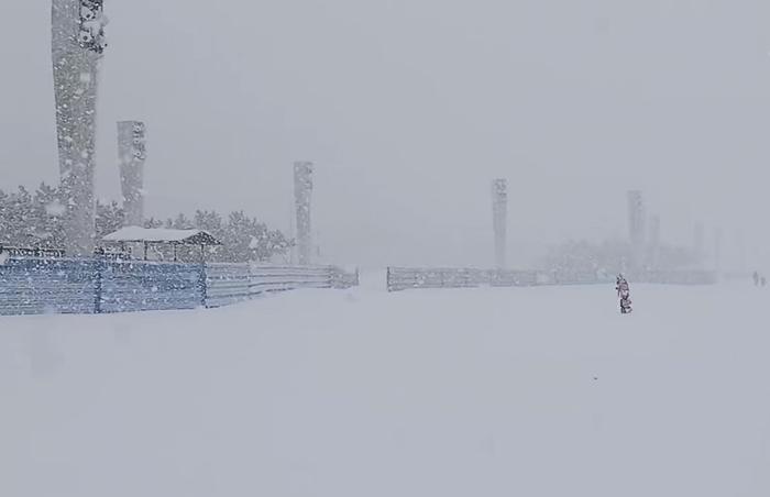 烟台大学东门附近，冷流雪正在狂暴，宛如北极科考。微博网友观云梦雨 视频截图