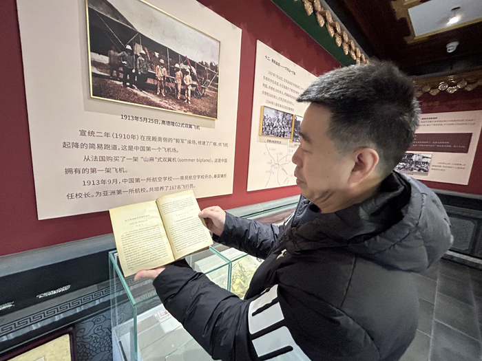 △王青讲述旧宫镇镇情村史馆情况。