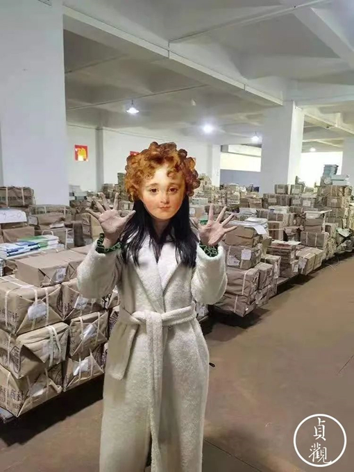 杨素秋为图书馆采买一批图书之后展示自己灰扑扑的双手。（图/@贞观 公众号）