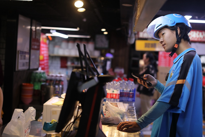 刘一飞在商场等待外卖。