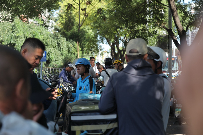 等待接单中的刘一飞。