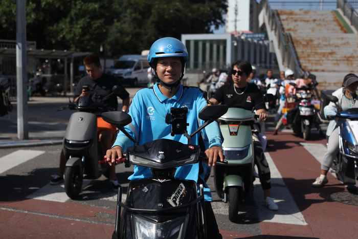 奔跑在路上的刘一飞。