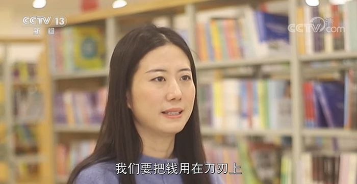 杨素秋认为，书目是图书馆的灵魂。（图/央视网截屏）