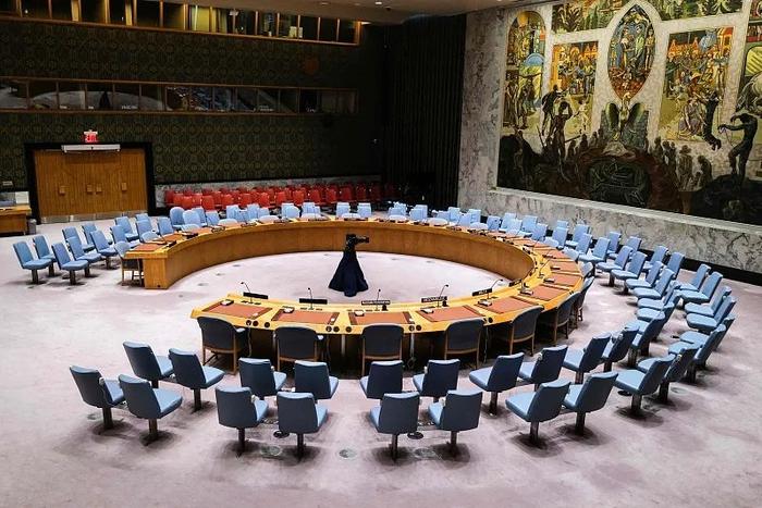 当地时间20日，投票之前联合国总部空无一人的安理会会议厅。