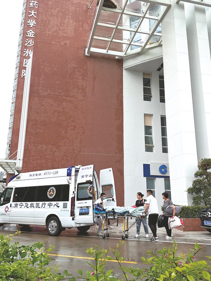     患者从广西医科大学第一附属医院被转运至广州中医药大学金沙洲医院进一步治疗。（南宁急救医疗中心供图）