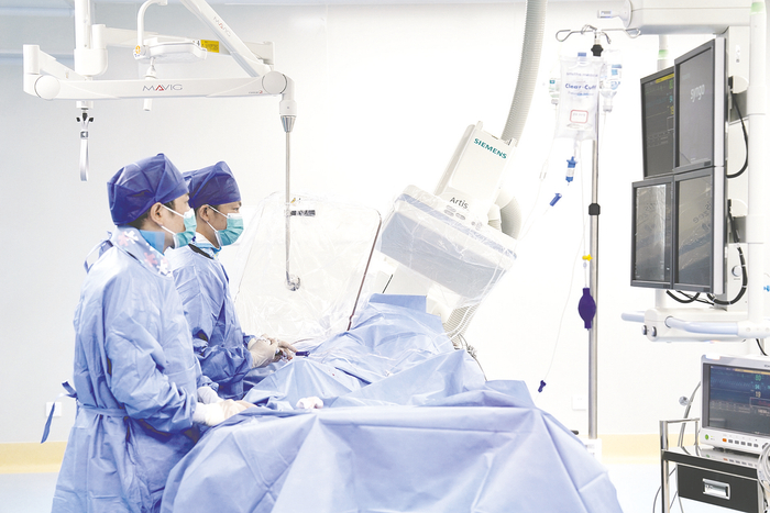     ▲医院导管室建成，心血管内科开展首例介入手术。