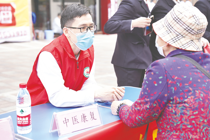    ▲医院通过“主题党日+志愿服务”开展义诊活动，为群众健康保驾护航。