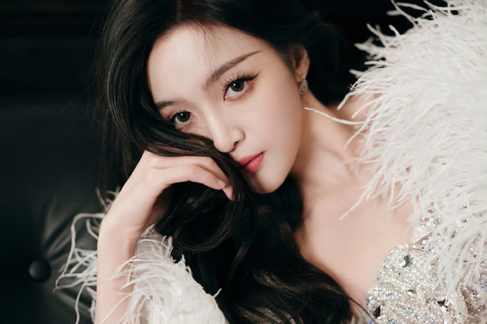 吴宣仪今日红毯造型,亮片裙搭配羽毛拖尾大裙摆……|吴宣仪|拖尾|亮片