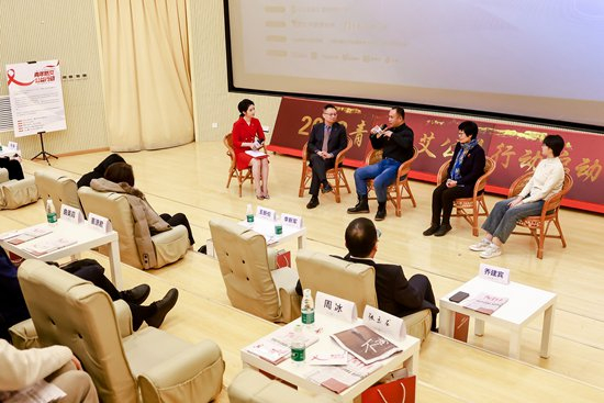     青年导演张玉龙在电影首映后面向青年学生和媒体分享个人故事。受访者供图