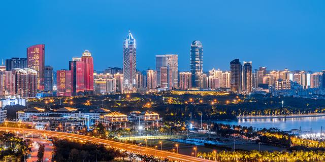 中国海南海口万绿园国贸CBD建筑群夜晚的灯光秀。视觉中国 图