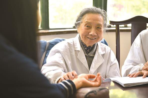             朱南孙，1921年出生于医学世家，为江南杏林著名中医流派——朱氏妇科第三代传人          