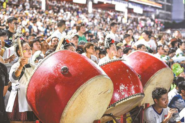             拉拉队在“村超”赛场上击鼓助威          