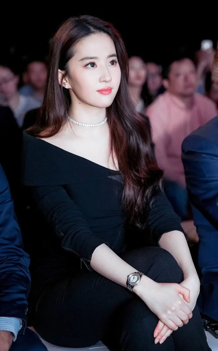 刘亦菲为甘肃捐款50万直接转账红十字会经纪公司高调官宣