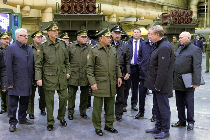 俄罗斯国防部长绍伊古在乌里扬诺夫斯克视察军工企业（图源：视觉中国）