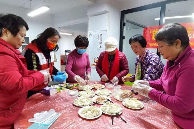 初老志愿者带领居民志愿者包饺子。赵元/摄
