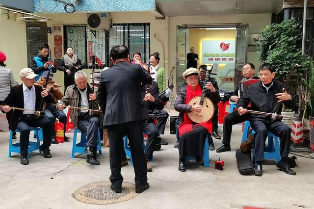 麓湖歌舞艺术团合奏节目。赵元/摄