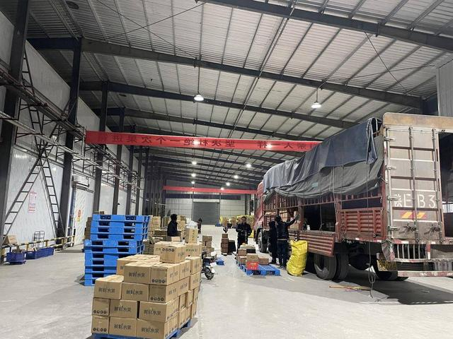 货车在临猗县冷库等待装满发车 刘浩 摄