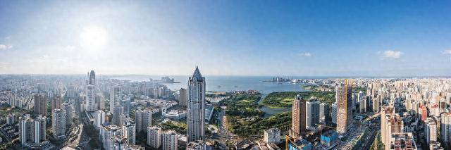 海南省海口市城市天际线全景。视觉中国 图