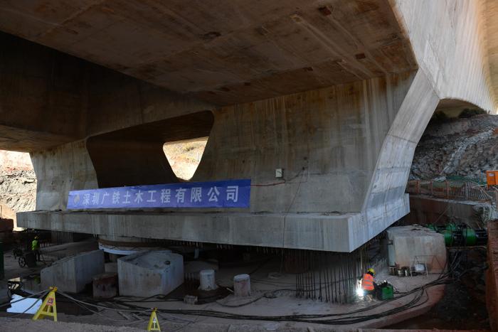 新韶山南路跨沪昆高铁转体桥成功转体|高铁|长沙市_新浪新闻