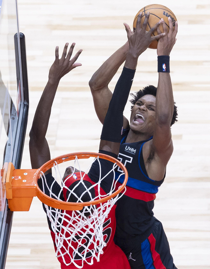 活塞5号秀奥萨尔·汤普森（右）场均10分8.1个篮板，但这不足以帮助球队赢球。  图/新华社