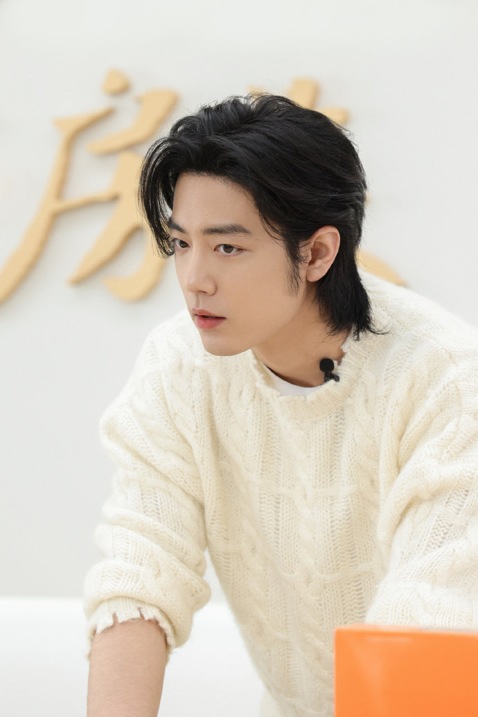 今晚的肖战是纯白的棉花糖 白色毛衣暖暖的,笑起来好温柔!