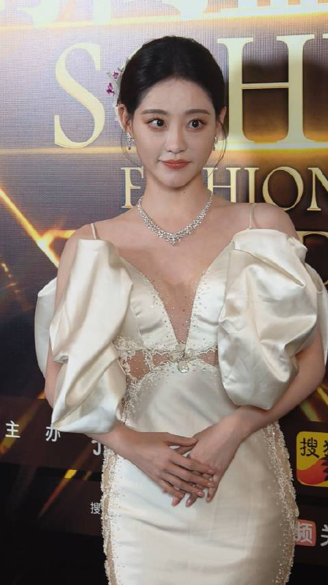 祝绪丹红毯第二套造型丝绸礼裙高贵优雅