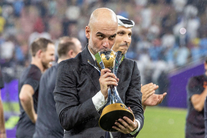 瓜迪奥拉对世俱杯的冠军奖杯再熟悉不过。