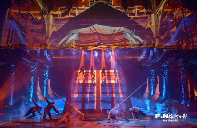 “制器救国”篇章，艺术化还原老船厂内热火朝天造船景象。记者 包华 摄