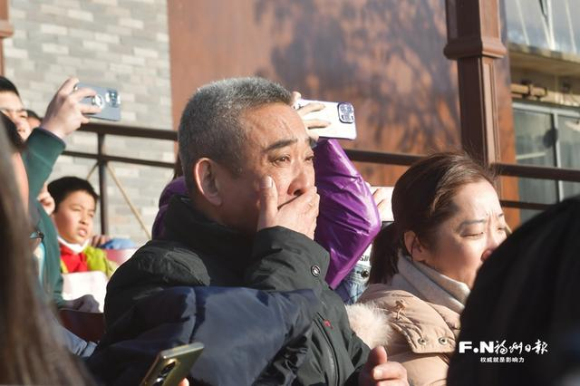 观众被剧情感动，不禁潸然泪下。记者 包华 摄