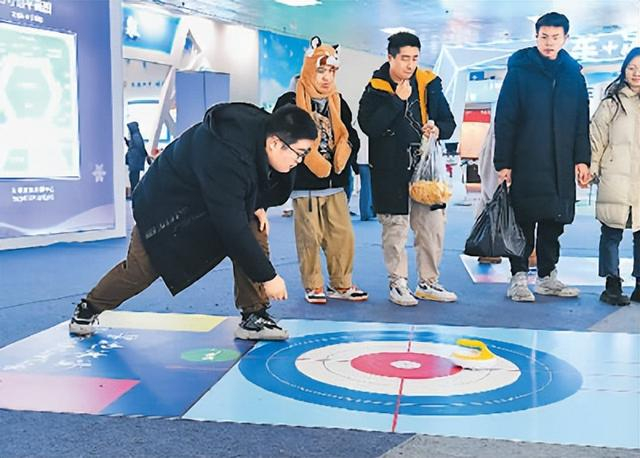 第七届吉林冰雪产业国际博览会，参观者在长春馆体验旱地冰壶。罗 浩摄