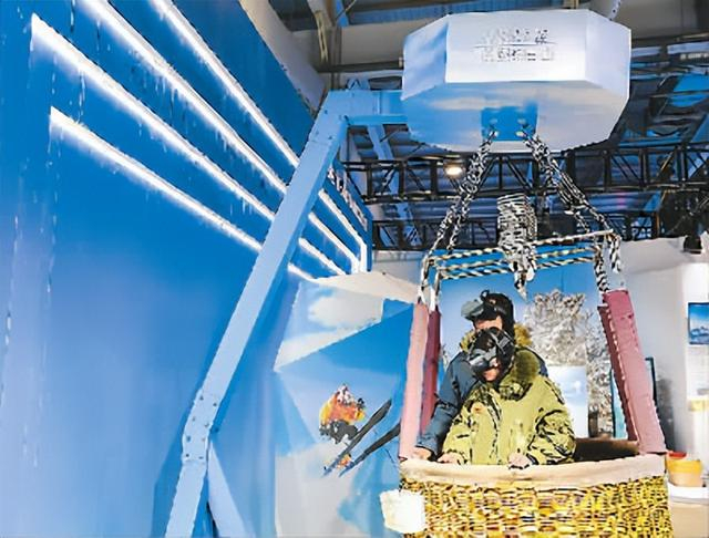 第七届吉林冰雪产业国际博览会，参观者体验VR项目。新华社记者张 楠摄