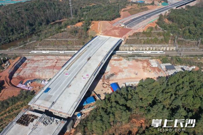 全国首次新韶山南路跨沪昆高铁转体桥成功转体