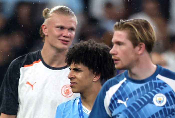 早在半决赛瓜迪奥拉就表示，哈兰德和德布劳内都不会参加决赛。