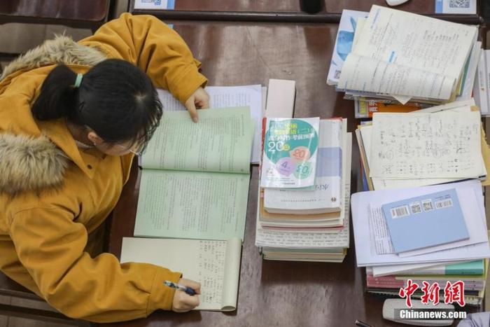 资料图�：一位考研学生在南昌大学图书馆的自习室内复习备考
。刘力鑫 摄