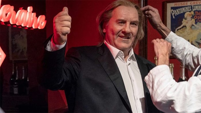 德帕迪约在格雷万蜡像馆的等身蜡像已被移除。