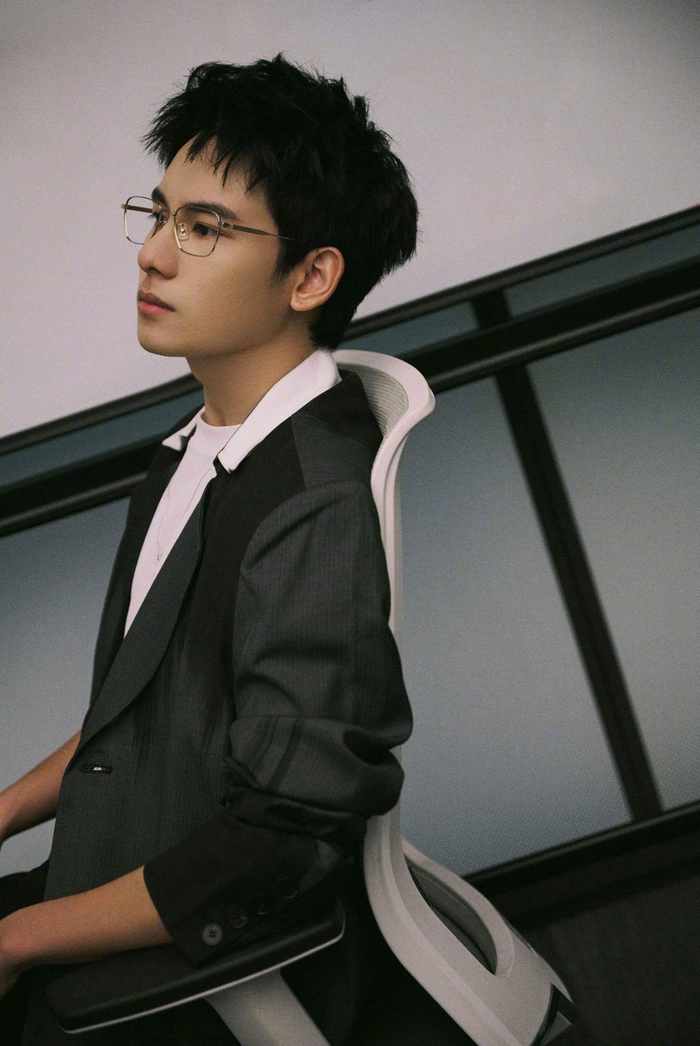 胡先煦个性写真,时尚眼镜杀,定格焦点时刻|胡先煦_新浪新闻