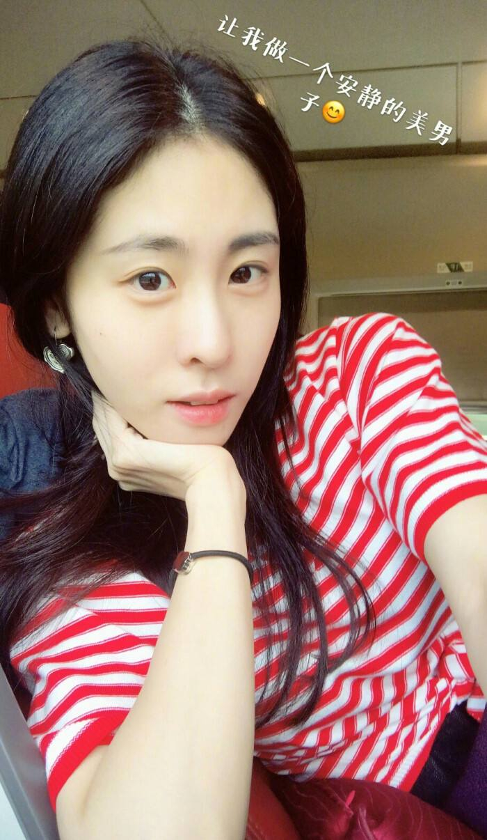 张碧晨演唱会音响突然故障,她指挥粉丝清唱,过了把伍佰老师的瘾