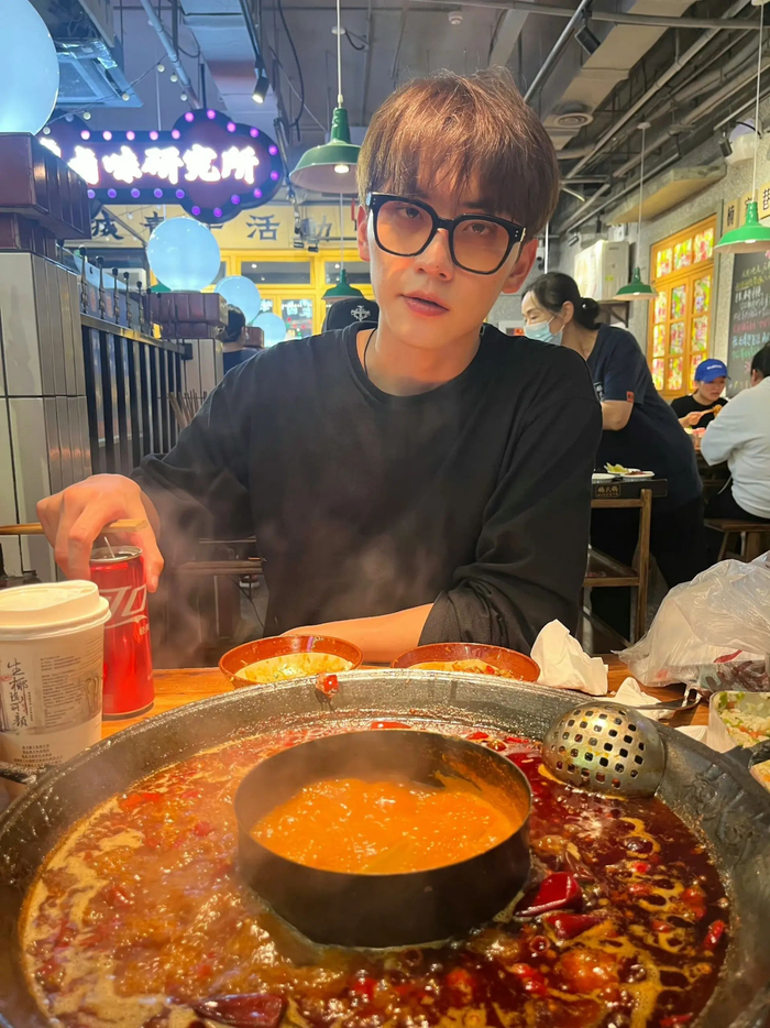 给大家整理一点男明星女友视角吃饭图