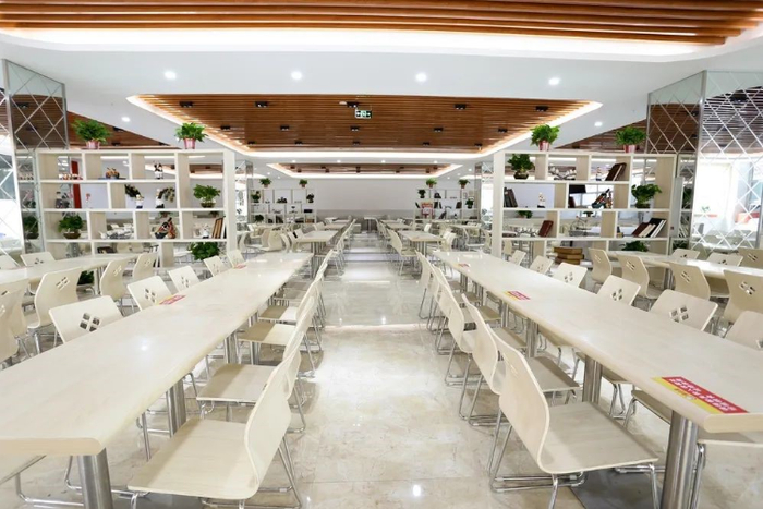 宽敞明亮的师生食堂，菜品种类齐全丰富 