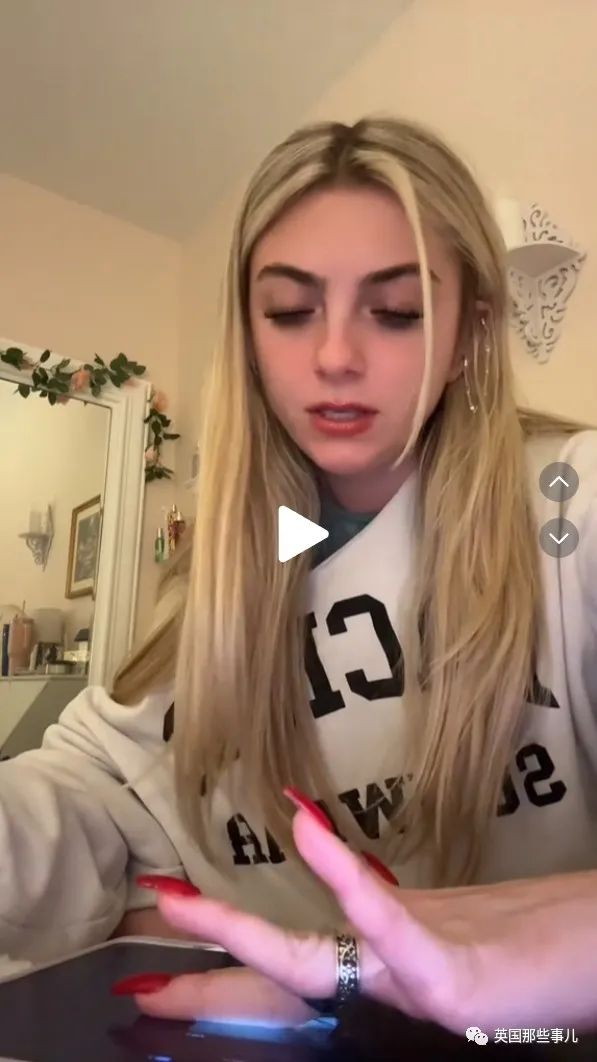 （她用手指挡住的部分就是那张照片）