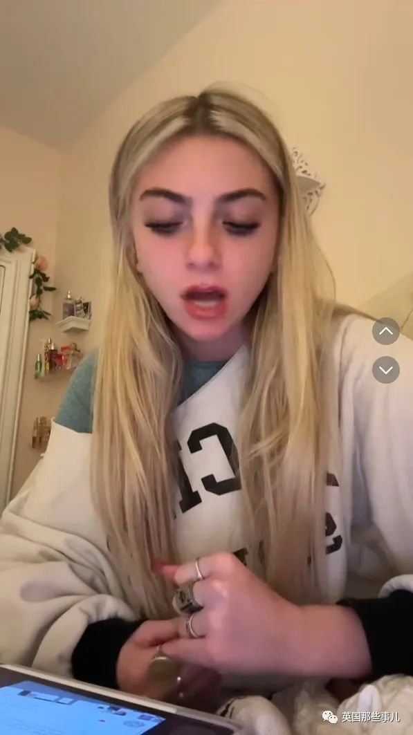 （阿塞罗在读跟踪狂的私信）