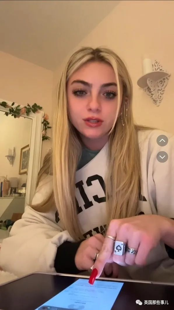 （她手指的就是对方的私信）