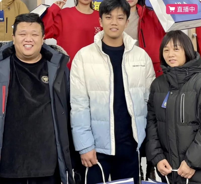 解清帅（中）直播带货。