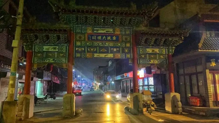 夜色中的长官镇牌楼 图源：时代周报记者 傅一波