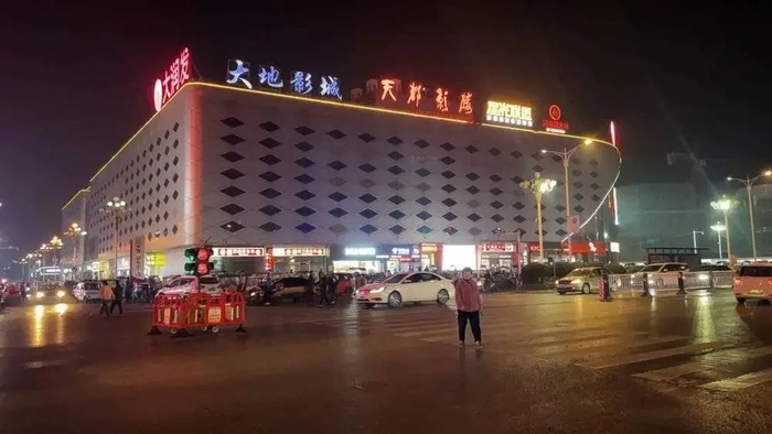 县城中心的大润发 图源：时代周报记者 傅一波