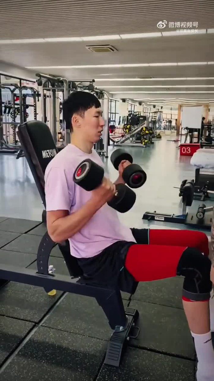 周琦在球队健身房独自进行恢复训练 受伤的右膝现在已做保护_手机新浪