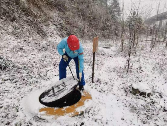 (江蘇南京公司冒雪巡檢閥井)噓寒問暖,溫情服務送