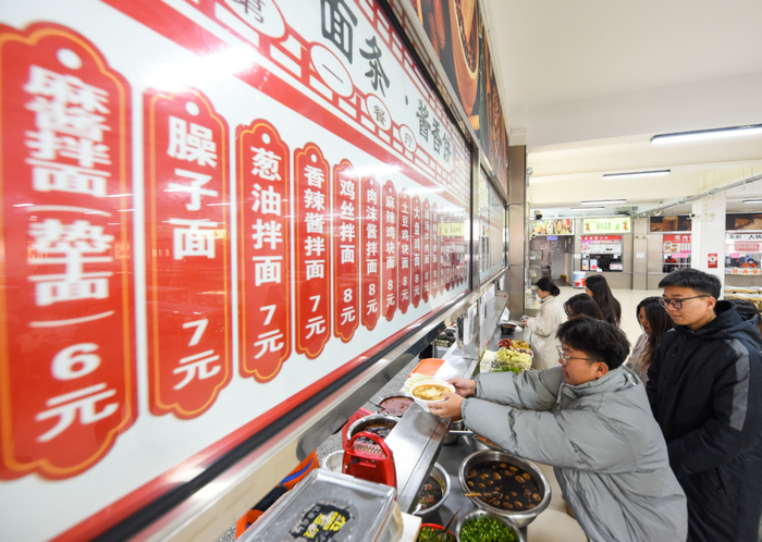 11月13日，在邯郸职业技术学院第一餐厅，学生正在排队买餐 / 王洪超 摄